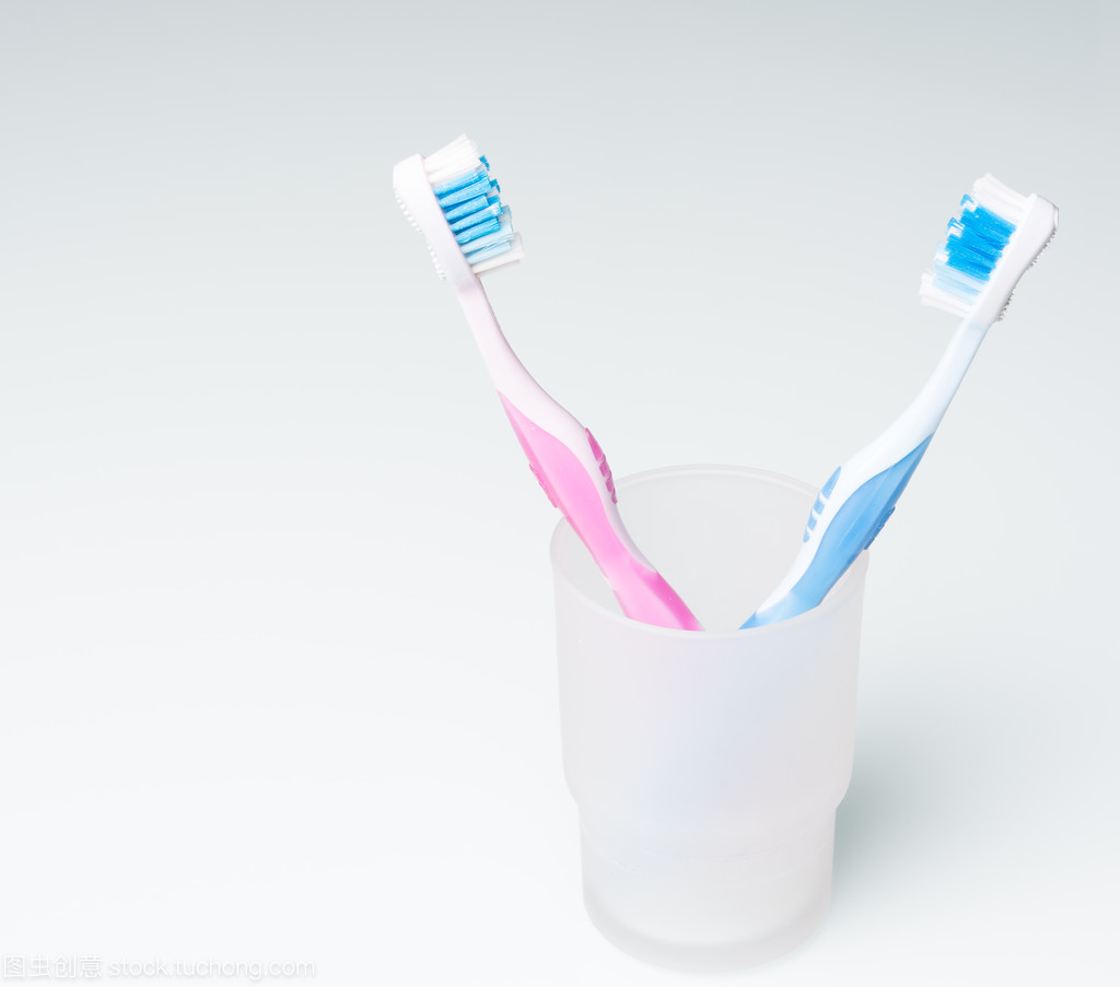 牙刷與玻璃燒杯 探討口腔衛生用品的日常使用與存放